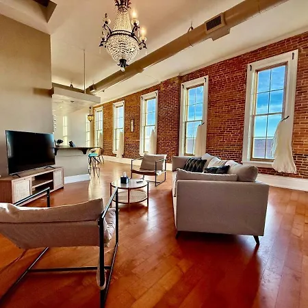 Downtown Cf Retreat, King Beds, Brewery Below!